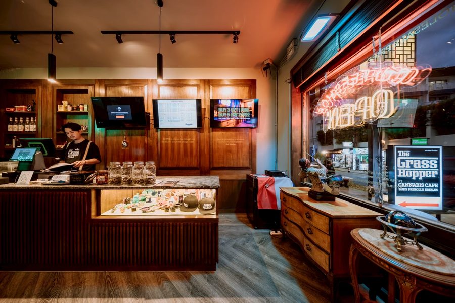 บรรยากาศร้านตอนกลางวัน ตู้โชว์ ทีวีเมนู และหน้าต่างริมถนน