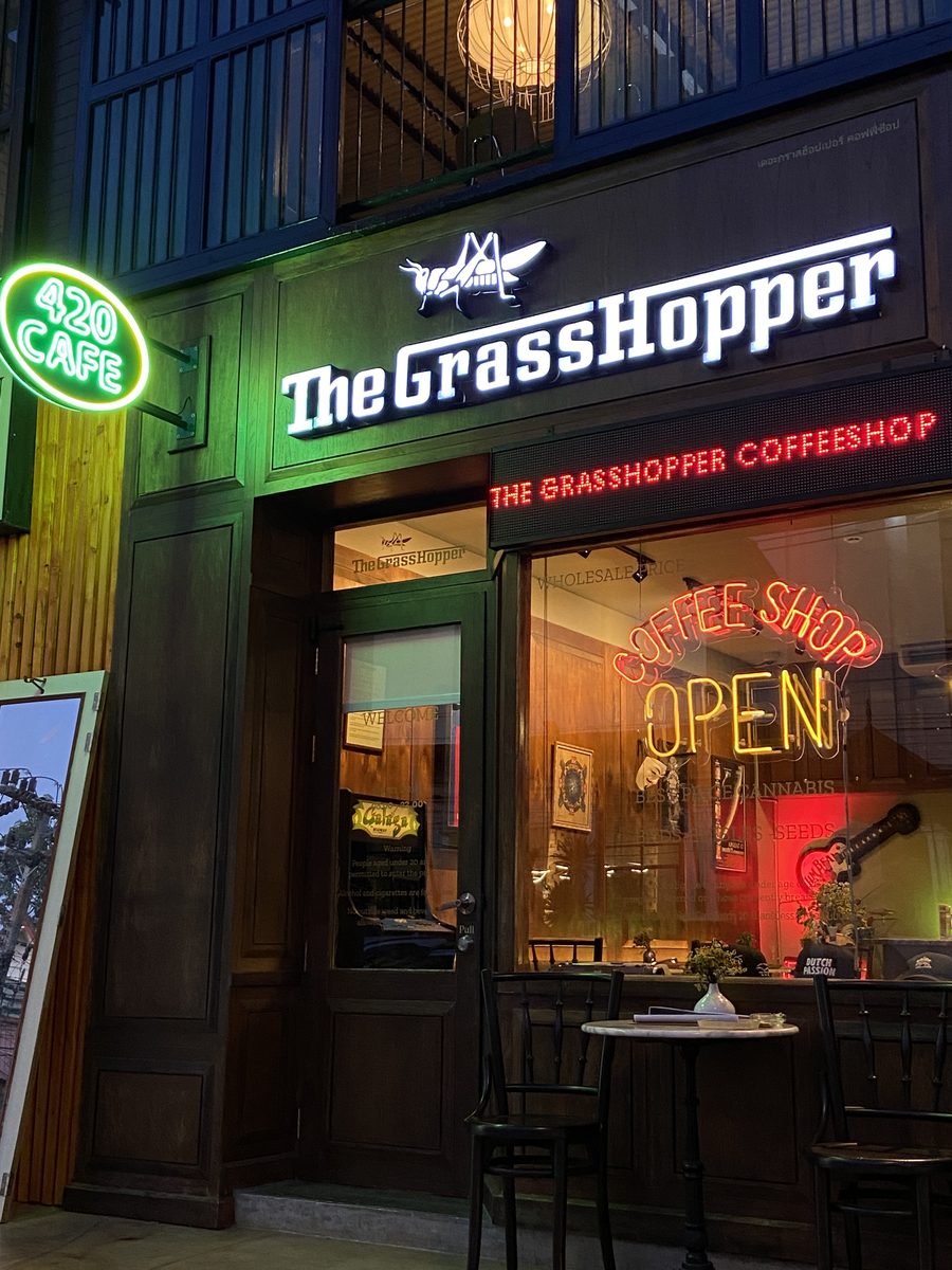 หน้าร้าน The Grasshopper ป้ายนีออนสีเขียว 420 Café