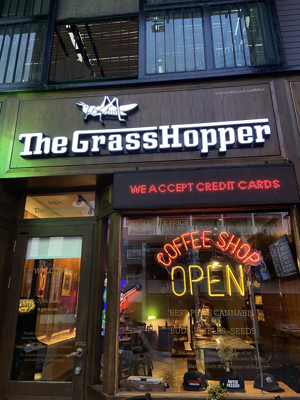 หน้าร้าน COFFEESHOP THE GRASSHOPPER อ่าวนาง ป้าย The Grasshopper และไฟนีออน Coffee Shop Open